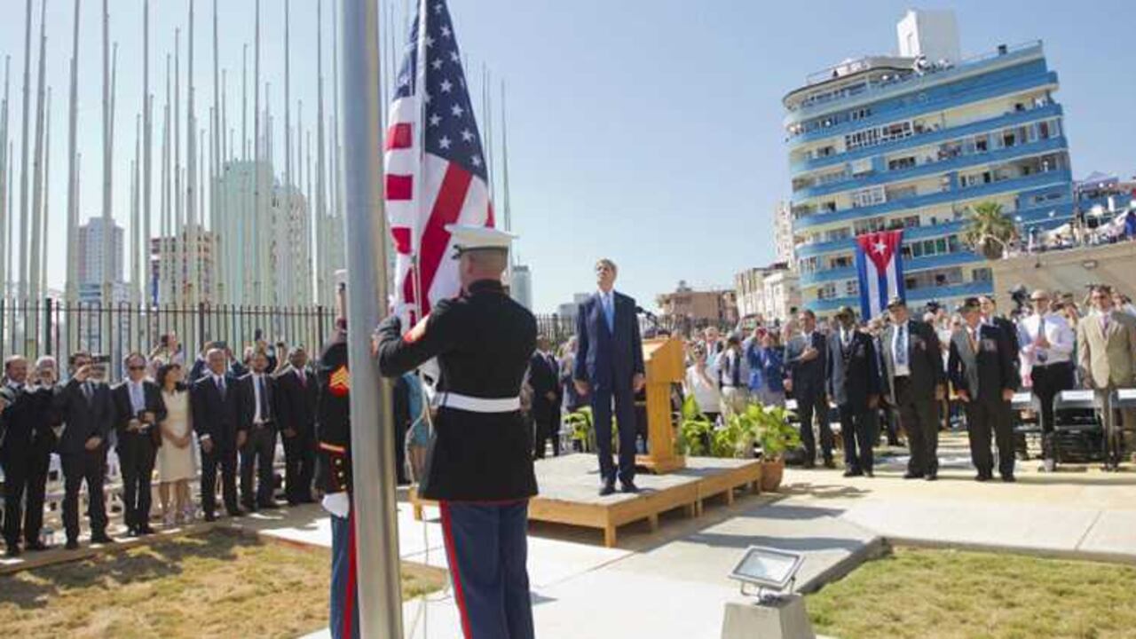 El secretario de Estado de EE. UU:, John Kerry, asistió a la ceremonia de izado de la bandera estadounidense en la embajada de ese país en La Habana.