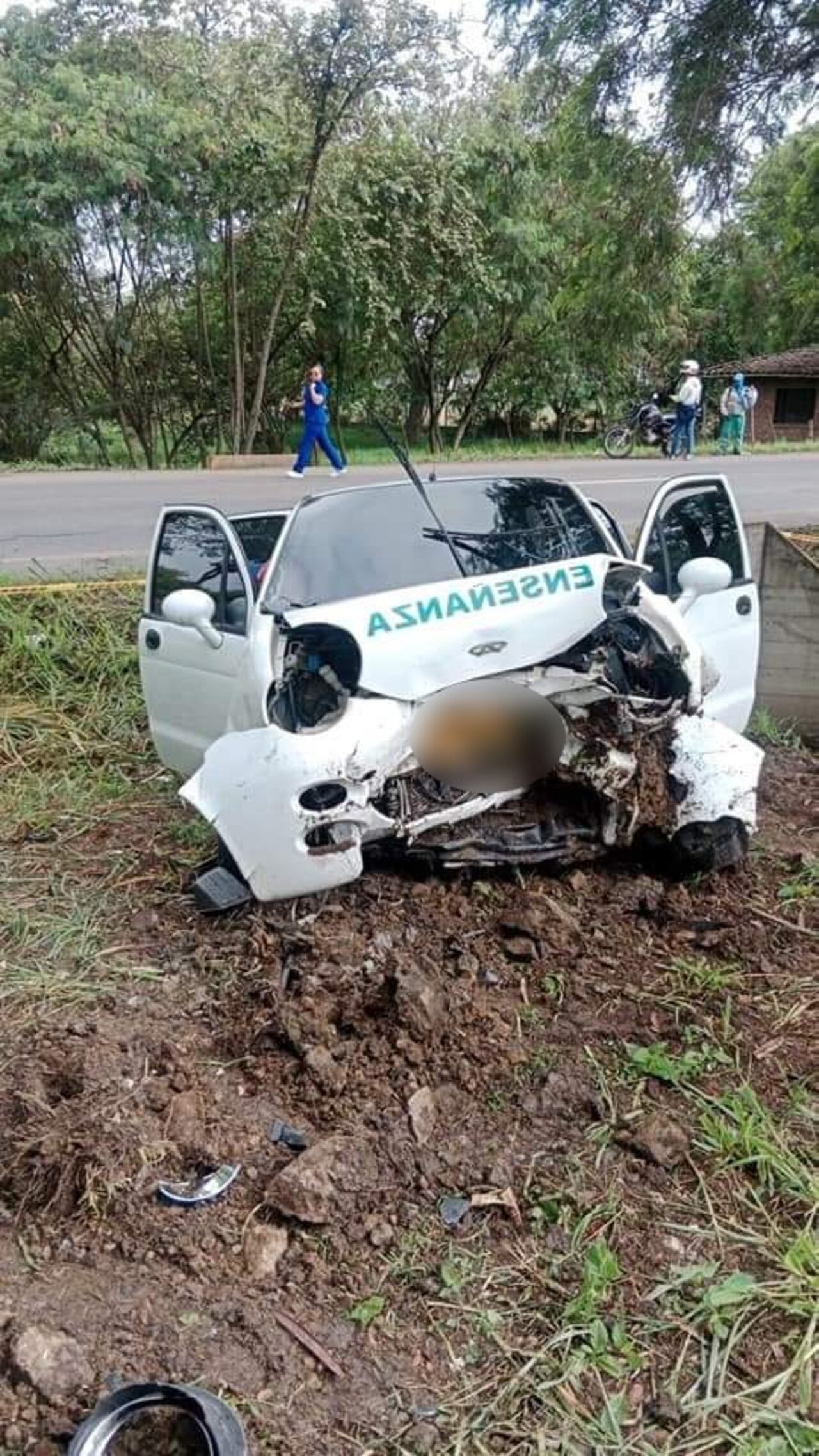 El vehículo se salió de la vía y chocó contra un separador.