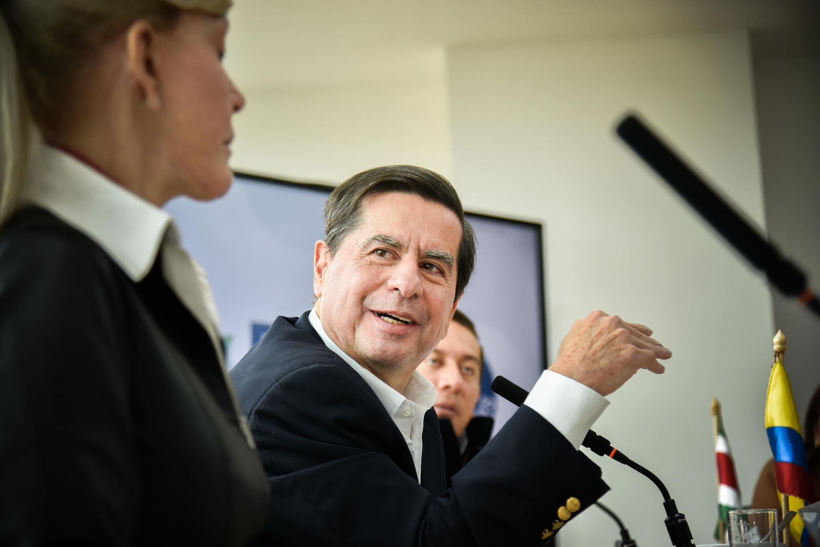 El ministro del Interior, Juan Fernando Cristo, en reunión con la Federación Nacional de Departamentos.