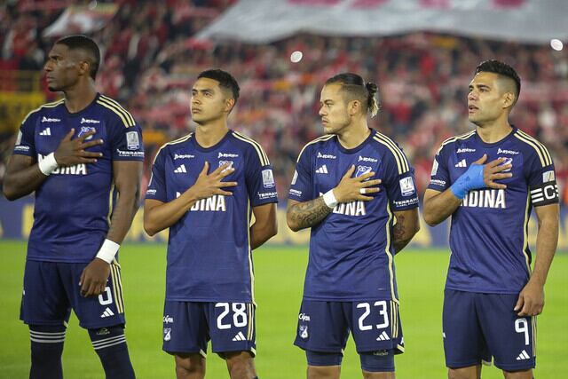 Imagen de Radamel Falcao (izq.) disputando un clásico, con Millonarios, contra Santa Fe.