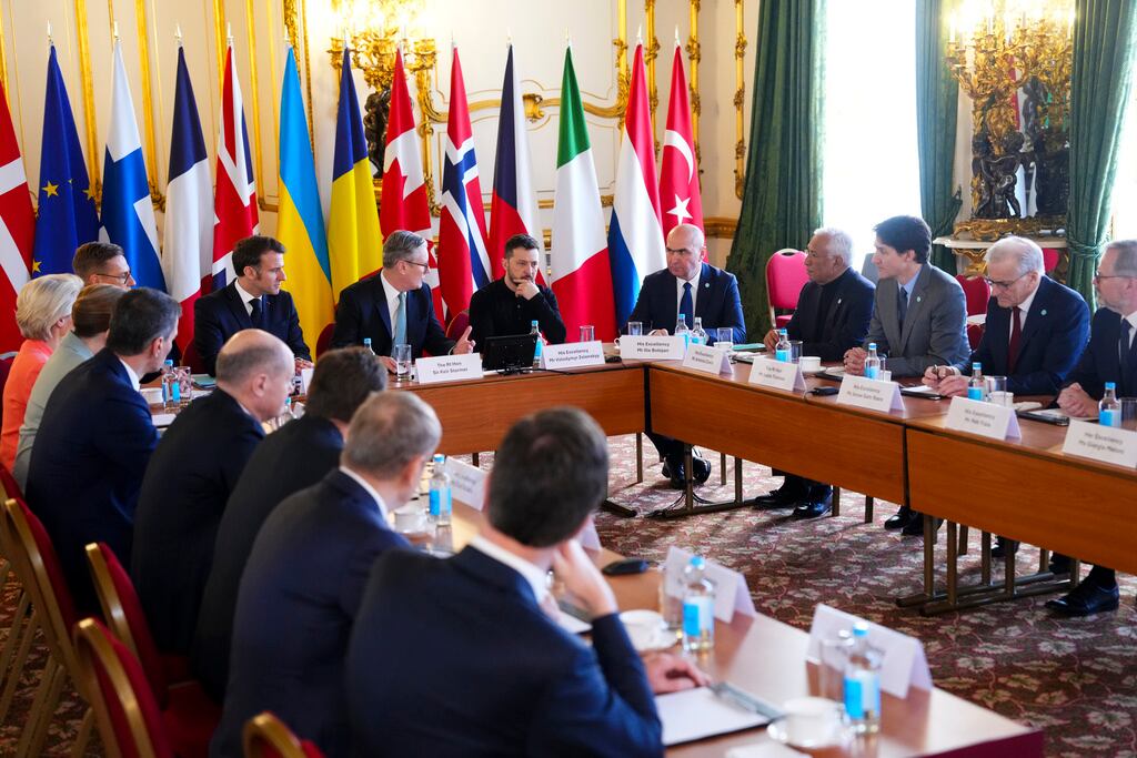 El primer ministro de Canadá, Justin Trudeau, tercero desde la derecha, mira al primer ministro de Gran Bretaña, Keir Starmer, y al presidente ucraniano, Volodymyr Zelenskyy, mientras participan en una sesión plenaria durante la Cumbre Asegurar nuestro futuro sobre Ucrania y la seguridad europea en Lancaster House en Londres, el domingo 2 de marzo de 2025.