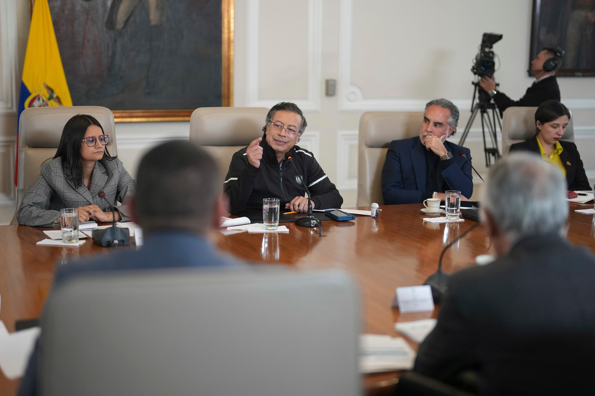Angie Rodríguez, directora del Dapre; Gustavo Petro, presidente de Colombia y Armando Benedetti, ministro del Interior, en el consejo de ministros del 25 de marzo de 2025, en Bogotá