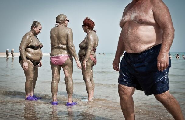 Mención honorífica en la categoría "Gente": "Dead Sea Mudbathing" (Baño de lodo en el Mar Muerto)  Ubicación: Mar Muerto, Israel  Fotografía y leyenda por Nick Riley/Concurso de fotografía National Geographic 2014