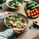 Mujer mezclando deliciosos ingredientes de ensalada de superalimentos con cucharas de madera en la cocina