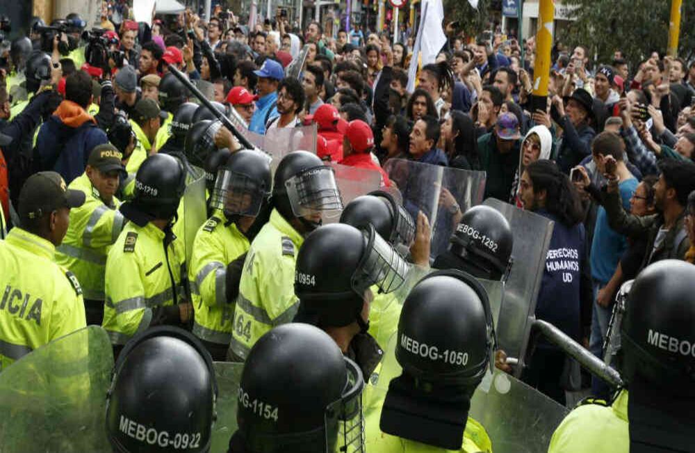 Algunos estudiantes de la Universidad Distrital se sumaron a las manifestaciones en contra del expresidente Álvaro Uribe Veléz. Foto: Guillermo Torres Reina
