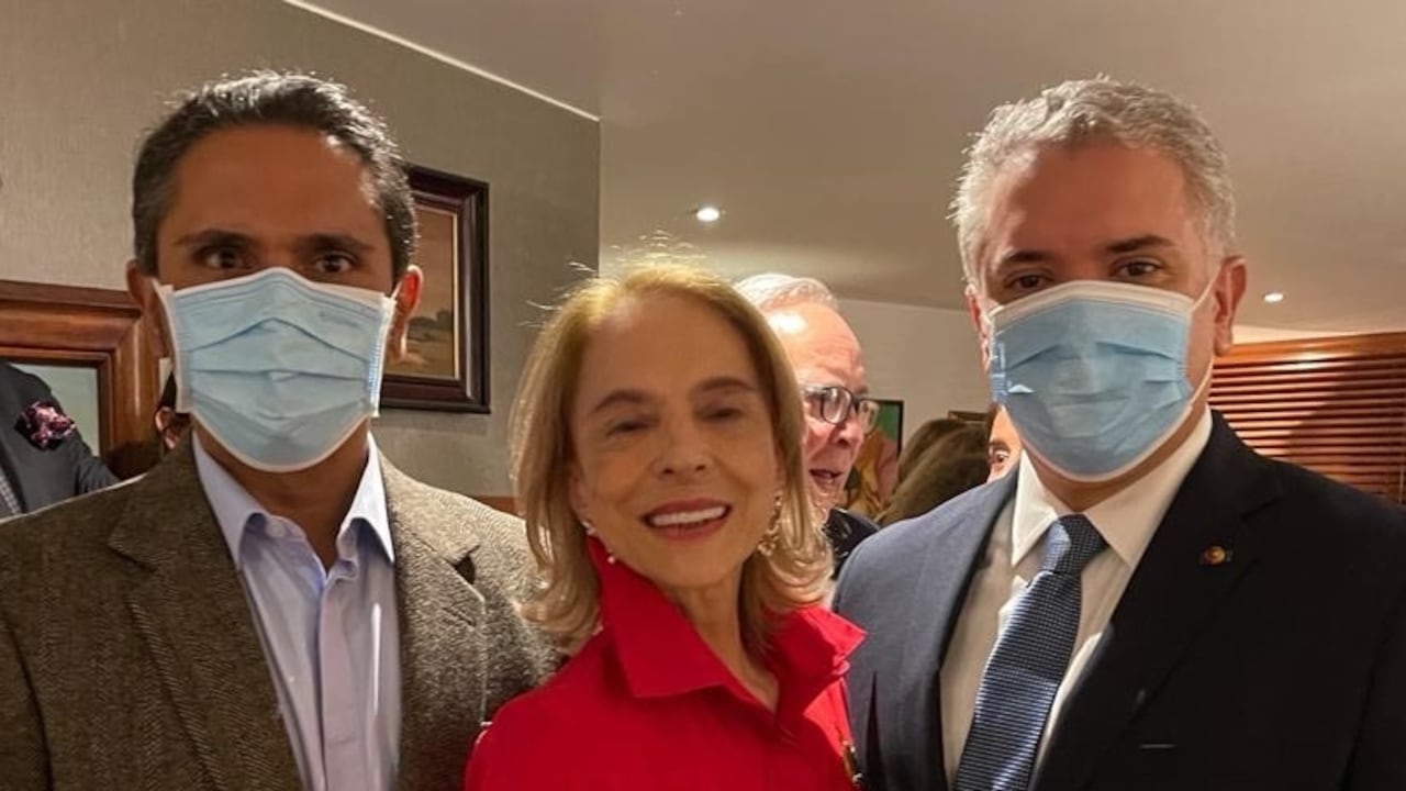 Andrés Duque Márquez, Juliana Márquez y el presidente Iván Duque, en la boda de esta el 23 de diciembre de 2021.