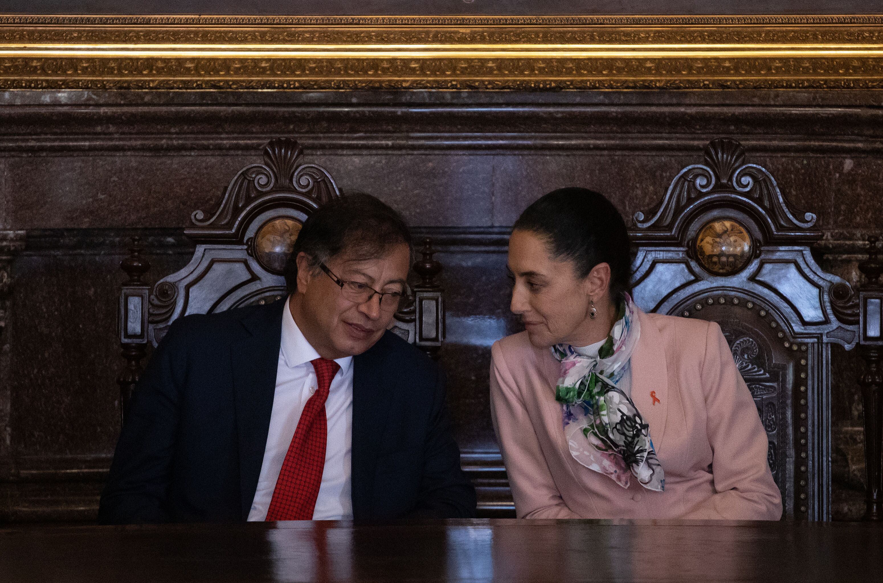 La alcaldesa de la Ciudad de México, Claudia Sheinbaum (R), y el presidente colombiano, Gustavo Petro, asisten a la ceremonia en la que Petro fue nombrado Invitado Distinguido de la Ciudad de México, en Ciudad de México, México, el 25 de noviembre de 2022. (Foto de Daniel Cárdenas/Agencia Anadolu vía Getty Images)