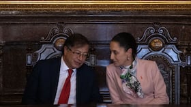 La alcaldesa de la Ciudad de México, Claudia Sheinbaum (R), y el presidente colombiano, Gustavo Petro, asisten a la ceremonia en la que Petro fue nombrado Invitado Distinguido de la Ciudad de México, en Ciudad de México, México, el 25 de noviembre de 2022. (Foto de Daniel Cárdenas/Agencia Anadolu vía Getty Images)