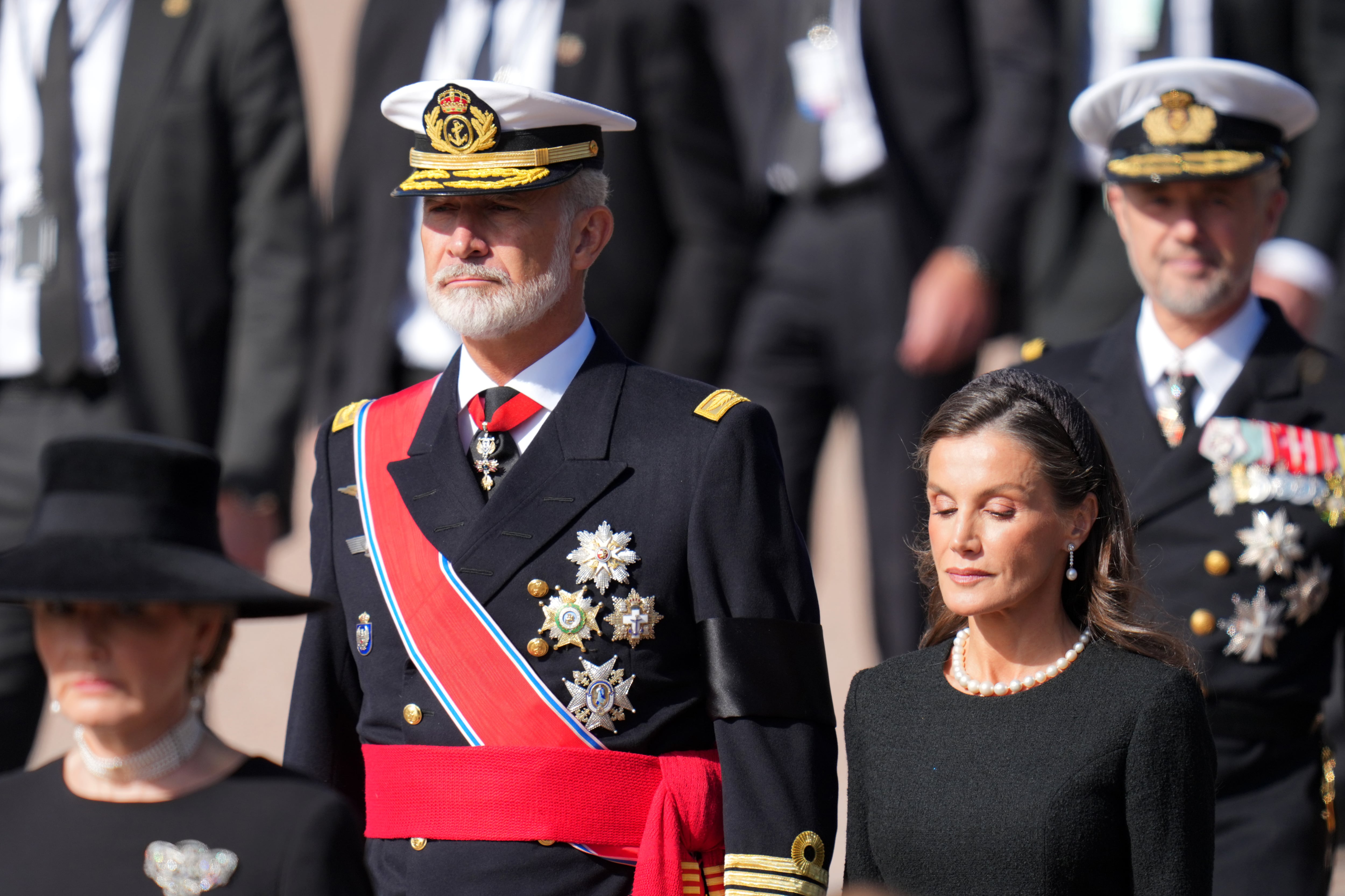 El rey Felipe VI se mostró de luto por la partida de su amigo, Harald V. Estuvo acompañado de la reina Letizia.
