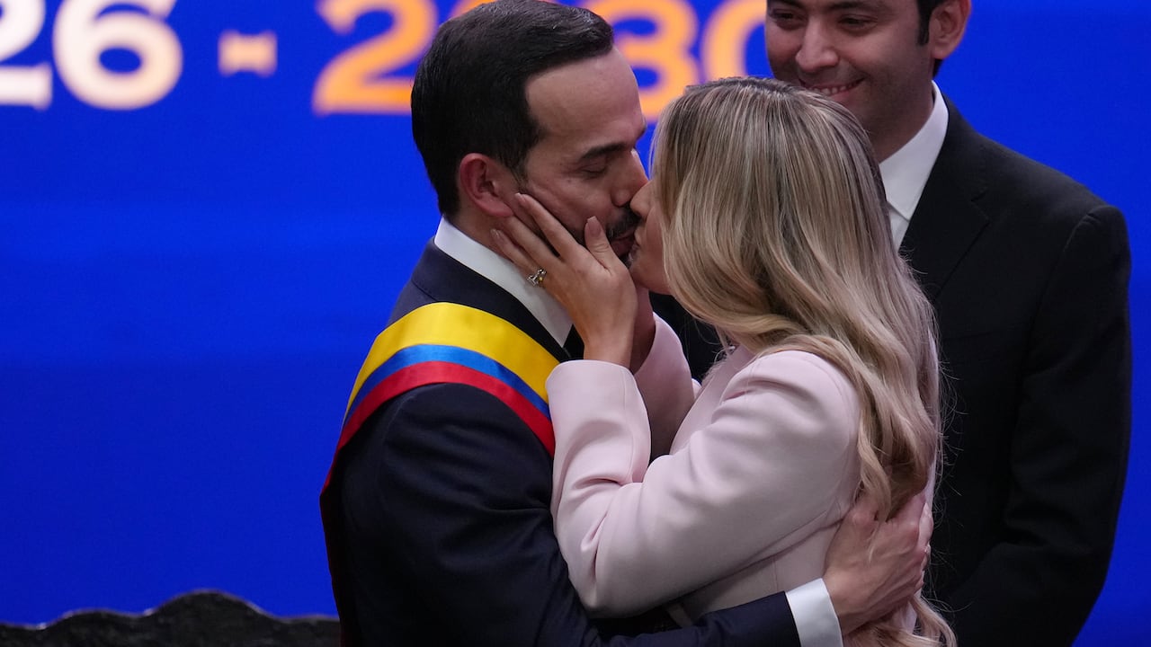 El presidente de Colombia, Abelardo de la Espriella, besa a su esposa Ana Lucía Pineda después de tomar el juramento en Cali, Colombia, el viernes 7 de agosto de 2026. (Foto AP/Matias Delacroix)