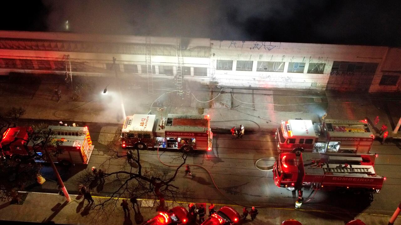 Los bomberos trabajan para controlar un incendio en un almacén del instituto de cine Cinemateca, el jueves 29 de julio de 2021, en Sao Paulo, Brasil. Foto: Ronaldo Silva/Futura Press vía AP
