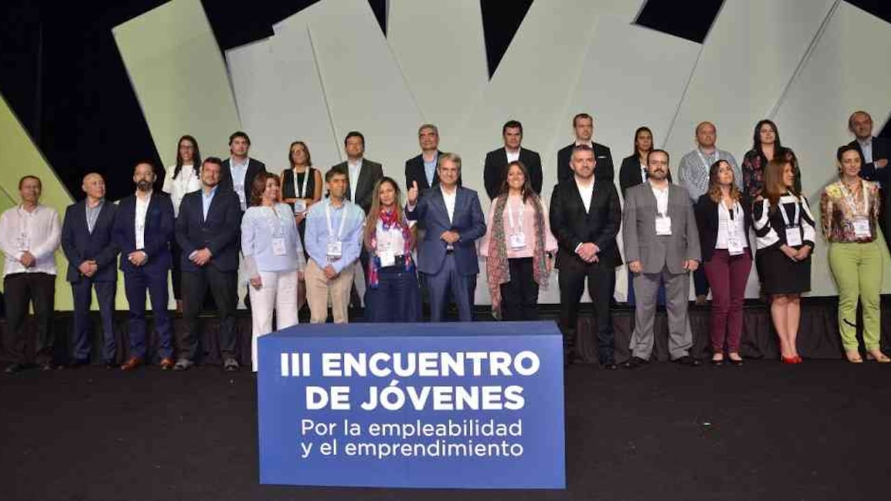 Representantes de las 41 compañías que se comprometieron a crear 30.000 empleos para los jóvenes hasta el 2020.