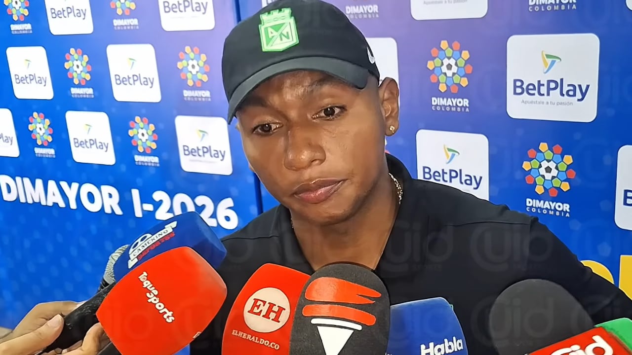 Alfredo Morelos hablando con la prensa barranquillera en el Romelio Martínez.