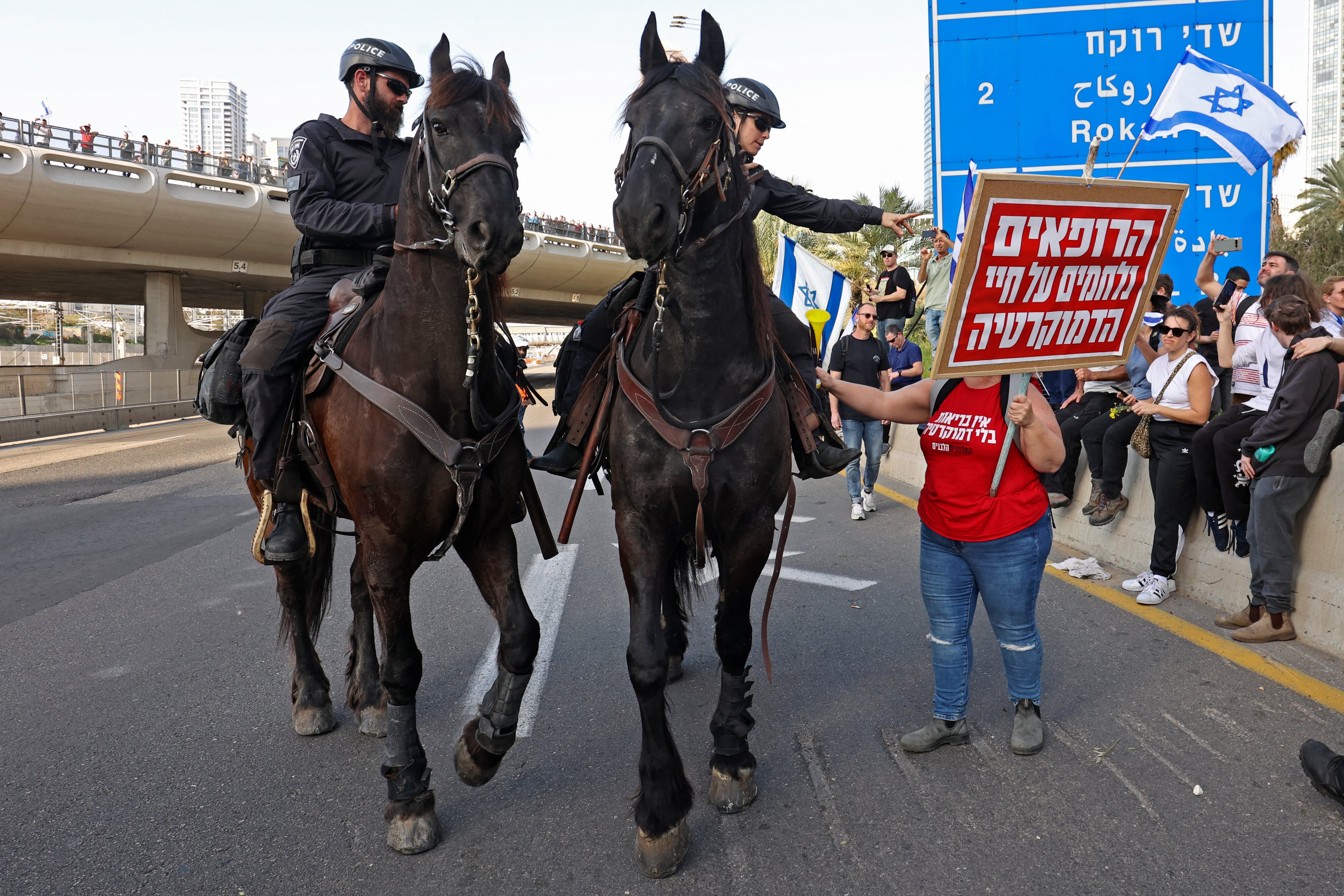 Agentes a caballo también cargaron contra la multitud. Según un comunicado policial, 39 personas fueron detenidas por perturbación del orden público. (Photo by GIL COHEN-MAGEN / AFP)