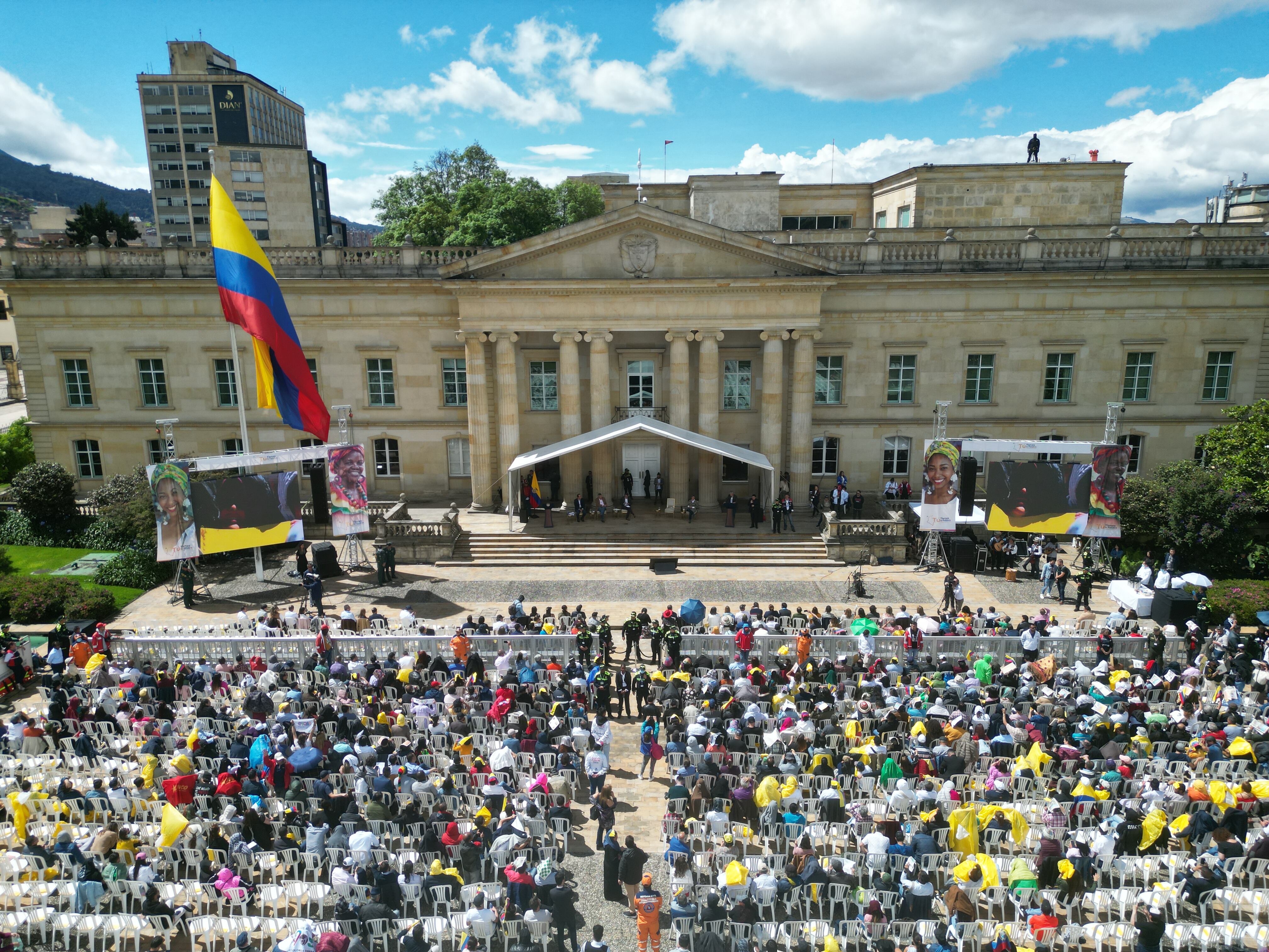 El Gobierno nacional informó que en este ejercicio participaron 15.000 personas en nueve sesiones y en 182 mesas de los Diálogos en la capital del país, de acuerdo con la sistematización que elabora el Departamento Nacional de Planeación.