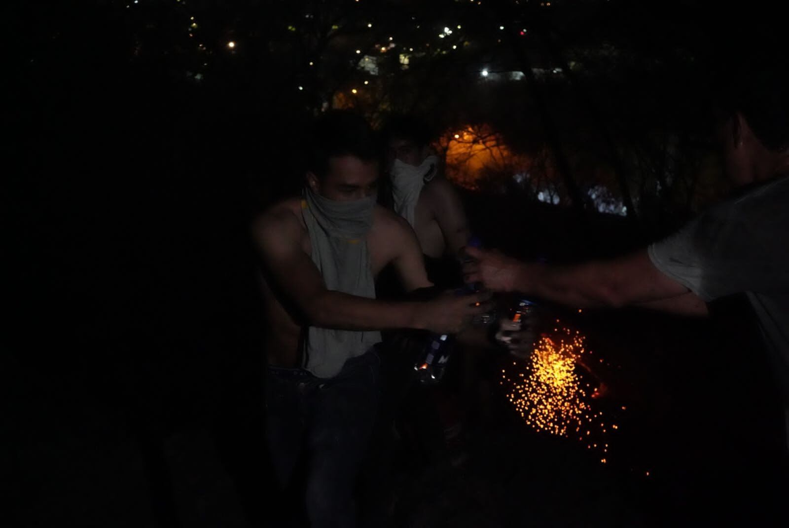 La comunidad apoyó con una cadena humana la extinción del incendio forestal en Alto Menga, Cali.