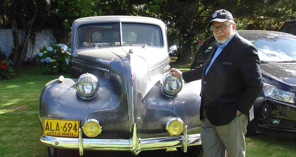 El afamado caricaturista Héctor Osuna, tiene un Buick Special de 1939 en perfecto estado.