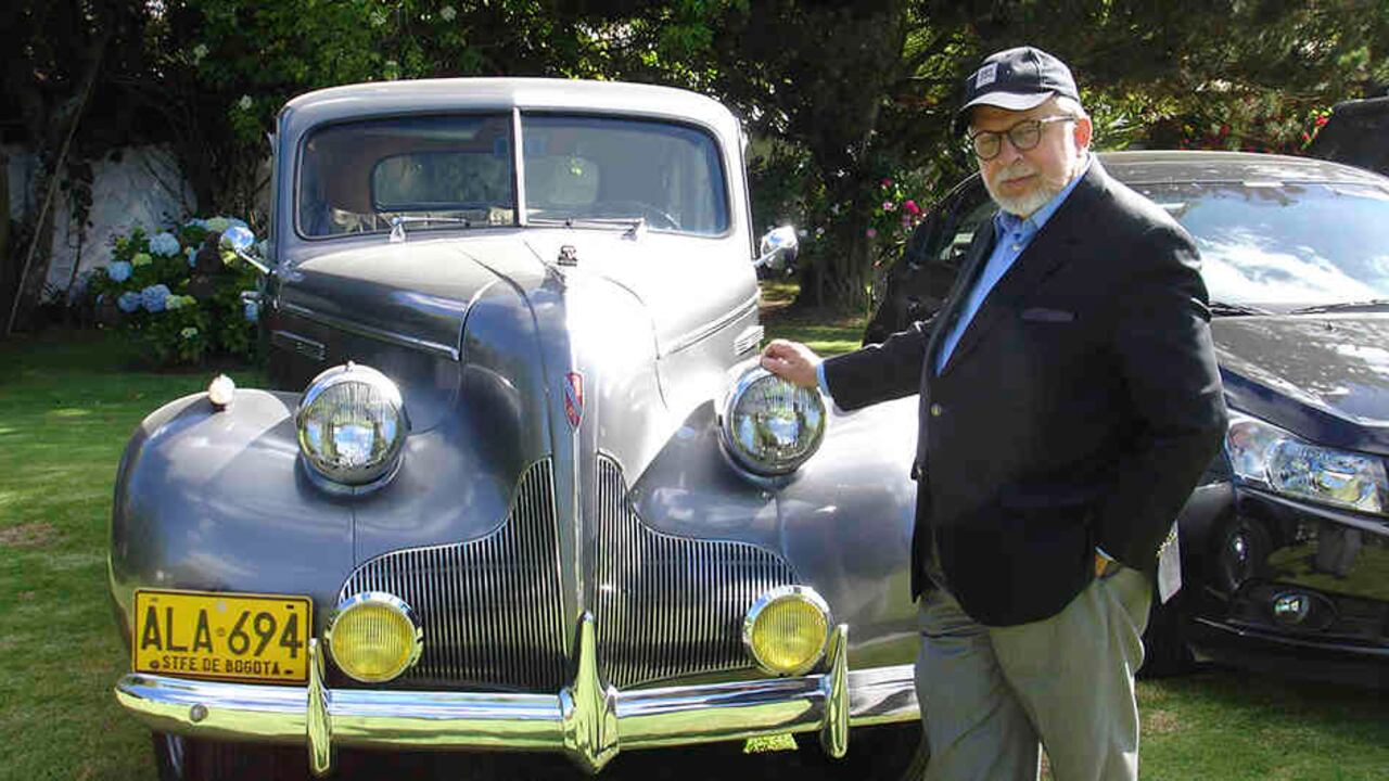 El afamado caricaturista Héctor Osuna, tiene un Buick Special de 1939 en perfecto estado.