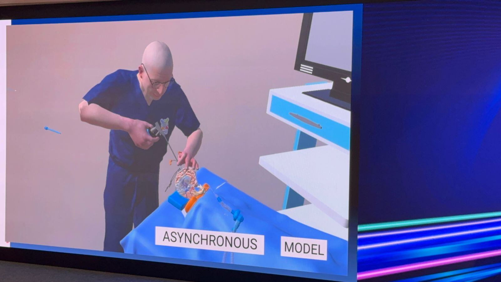 Este avatar puede explicar técnicas, repetir procedimientos y comunicarse en portugués e inglés.