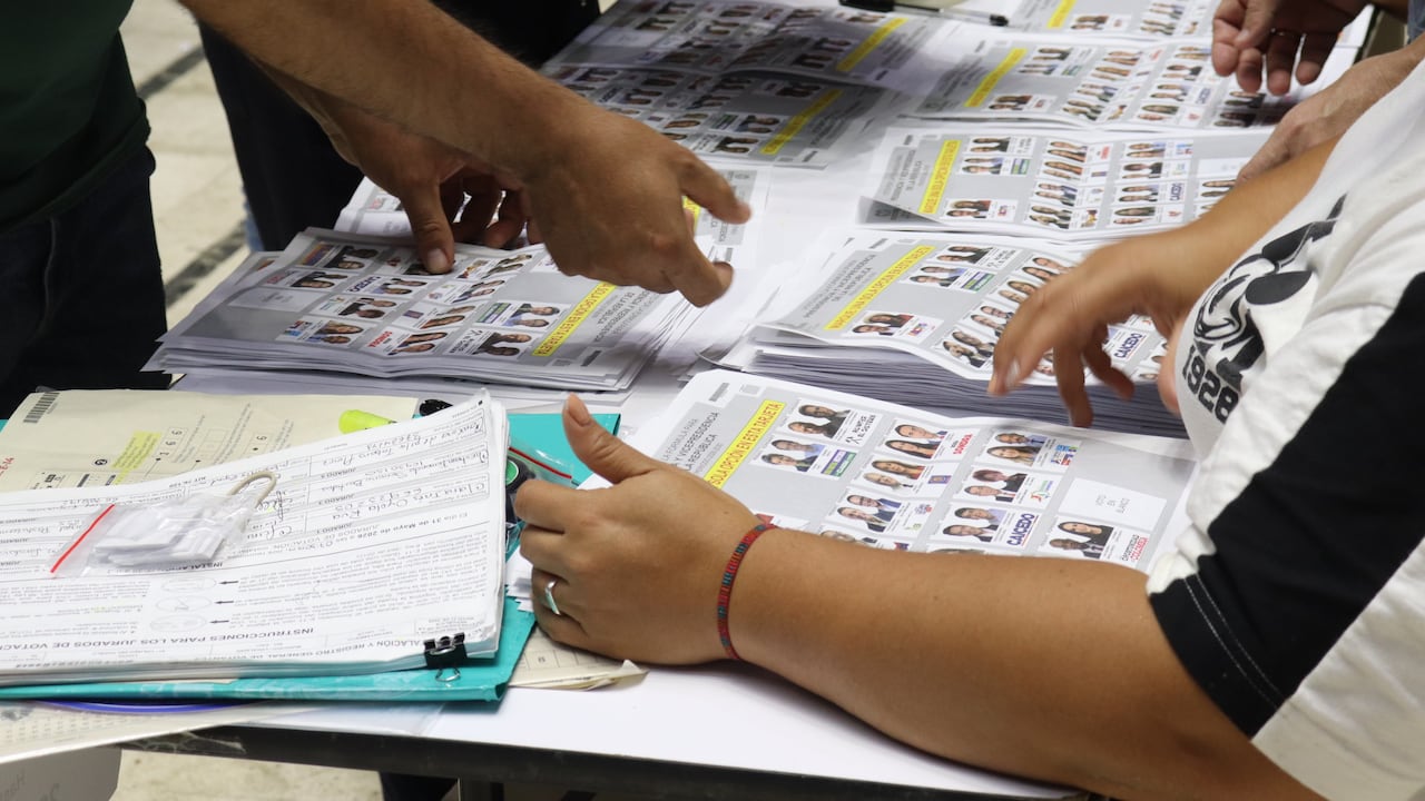 Elecciones 2026 preconteo de votos en el coliseo del pueblo
