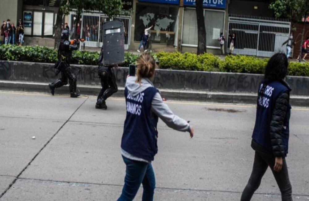 El Esmad avanzaba por el costado oriental de la calle 19 disparando gases lacrimógenos para dispersar la manifestación que se dirigía hacia la plaza de Bolívar. Las imágenes no registran agresiones de los manifestantes contra el escuadrón. Foto: Mauricio Morales.