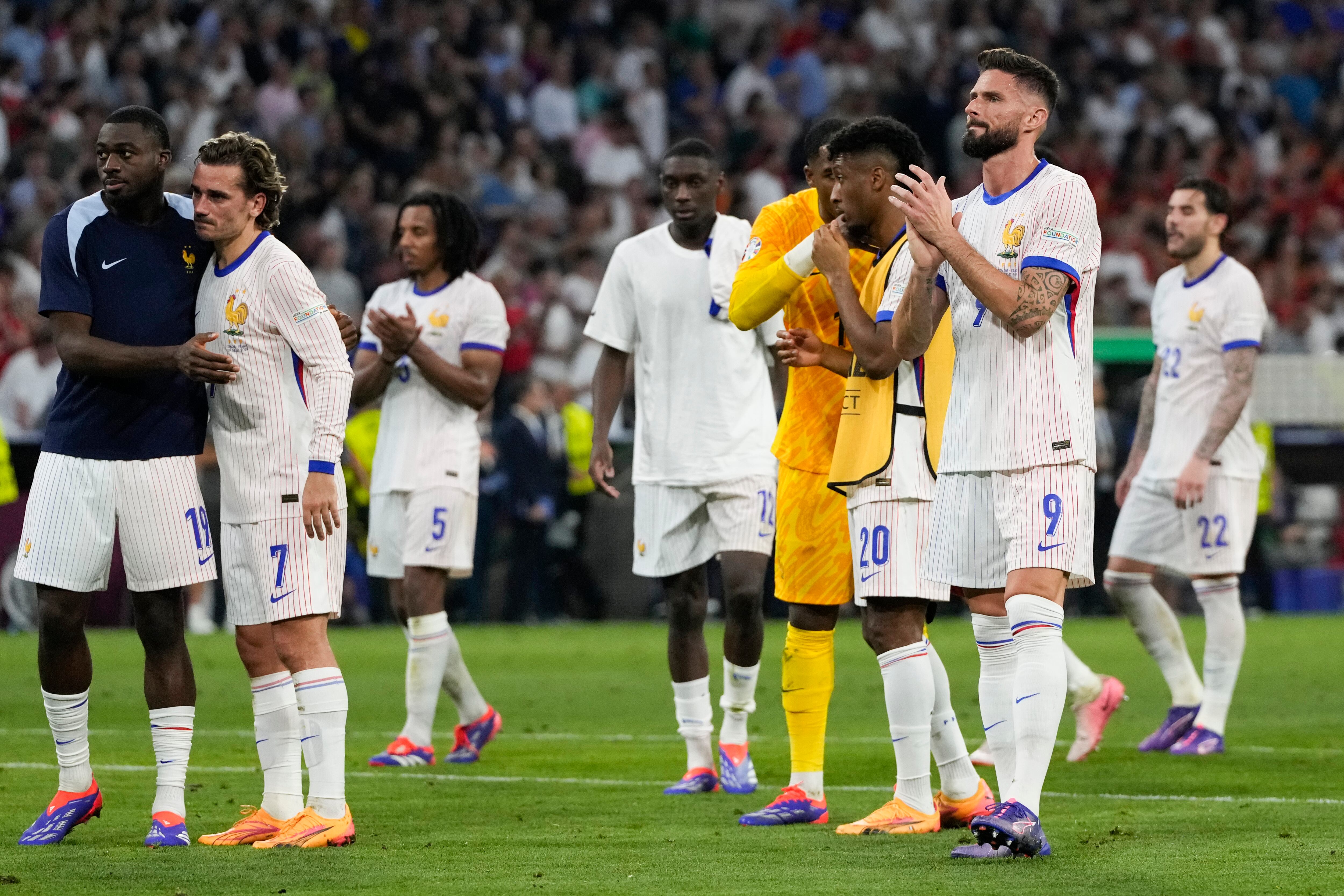 Los jugadores de Francia abandonan el campo después de perder un partido de semifinal entre España y Francia en el torneo de fútbol Euro 2024 en Munich, Alemania, el martes 9 de julio de 2024. (Foto AP/Antonio Calanni)