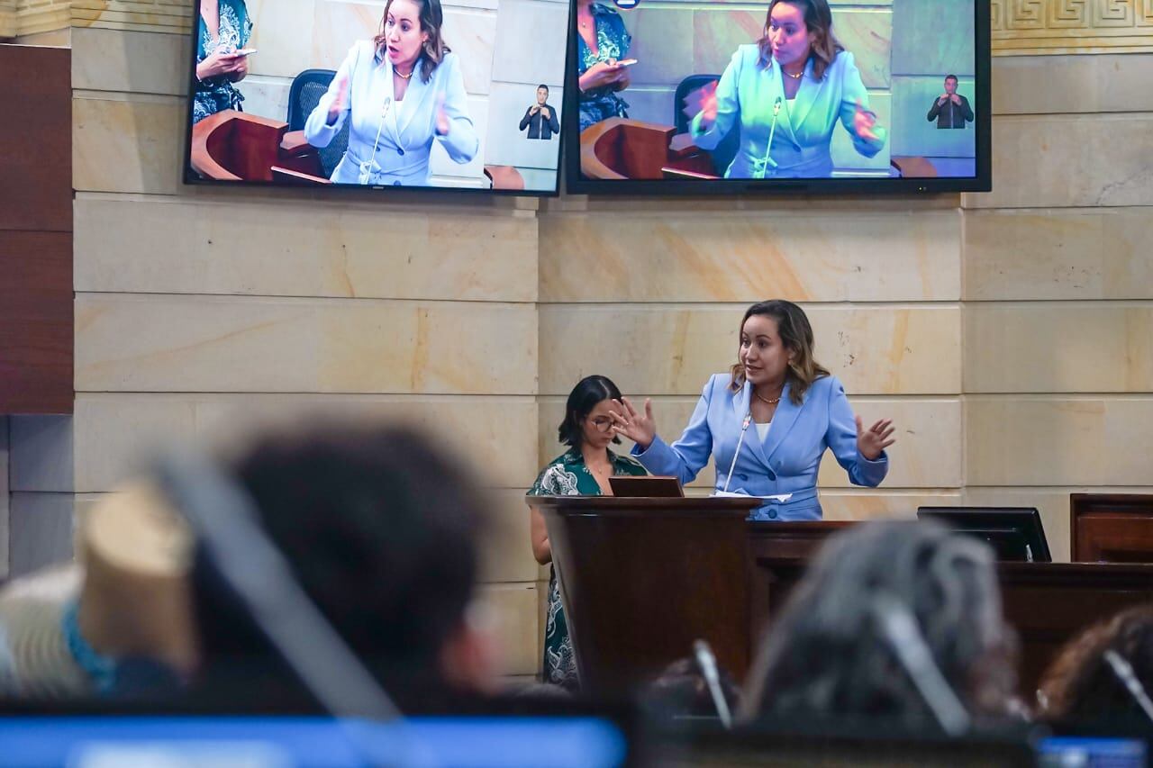 Ministra de la Salud y Protección Social, Carolina Corcho, en el debate de control político en el Senado de la República.