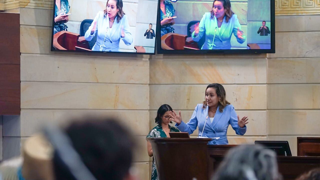 La ministra de la Salud y Protección Social, Carolina Corcho, en el debate de control político en el Senado de la República.