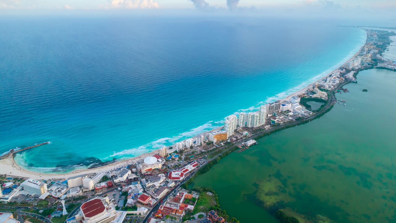 Vista panorámica aérea de la zona hotelera de Cancún, México.