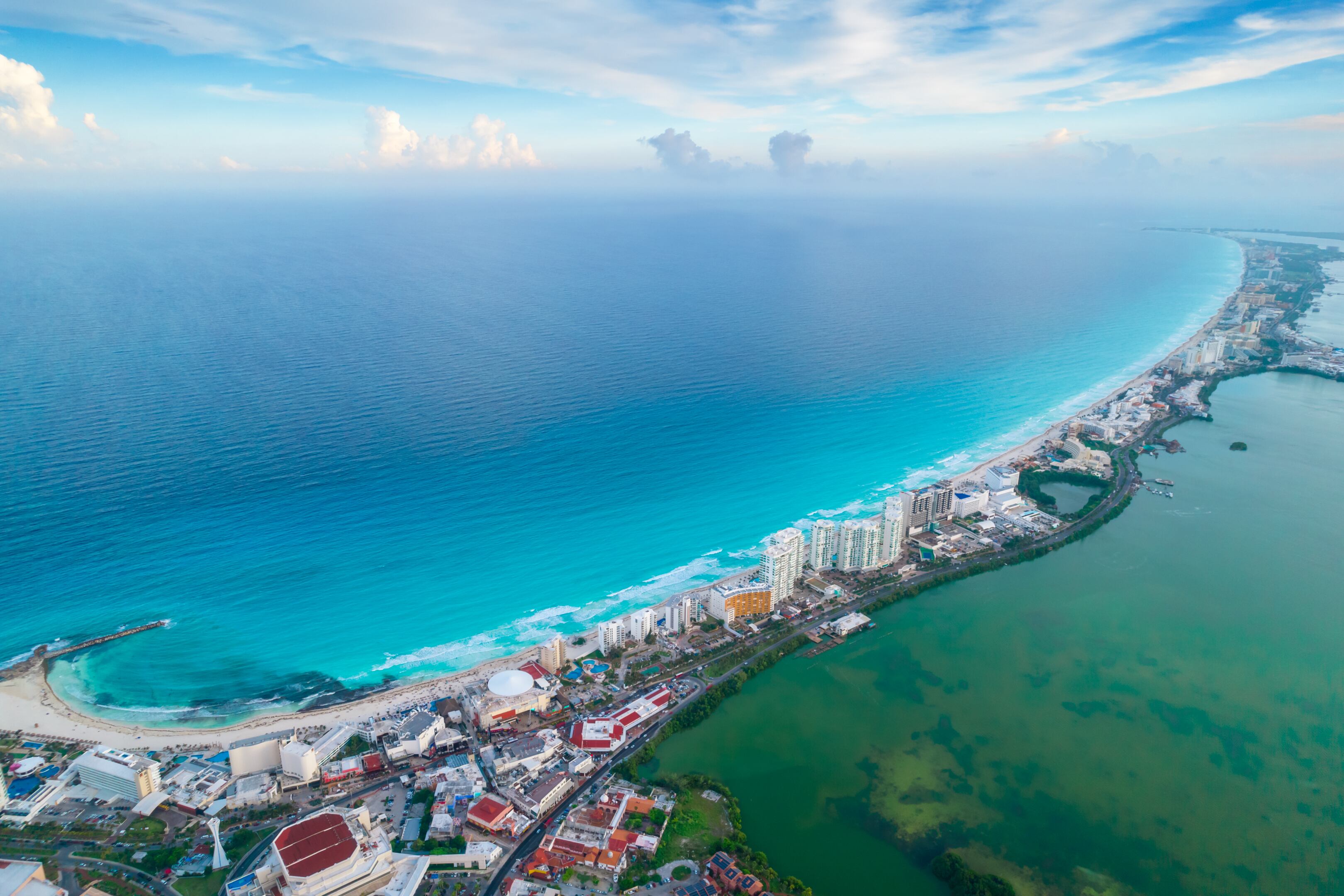 Vista panorámica aérea de la zona hotelera de Cancún, México.