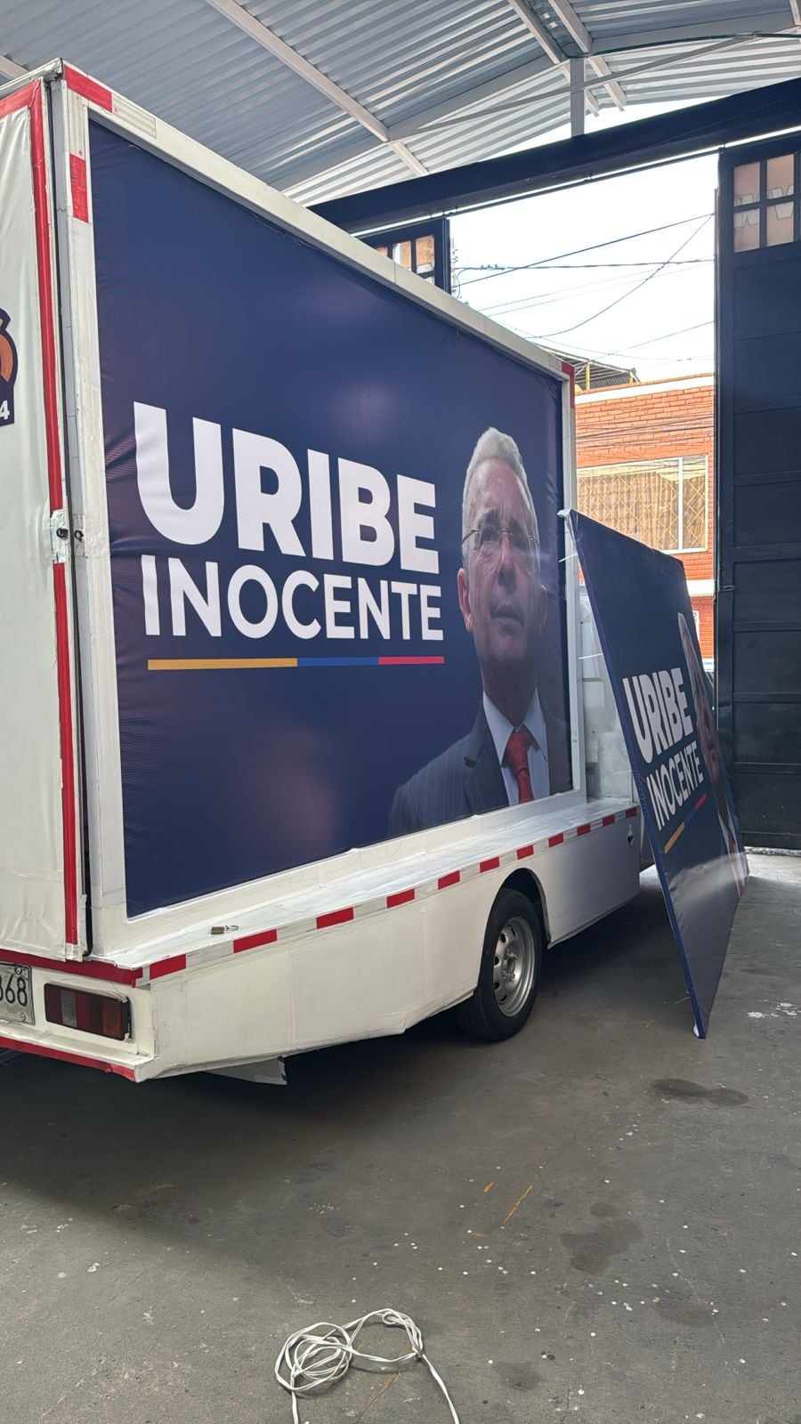 Este es el vehículo publicitario con una valla publicitaria en apoyo a Uribe.