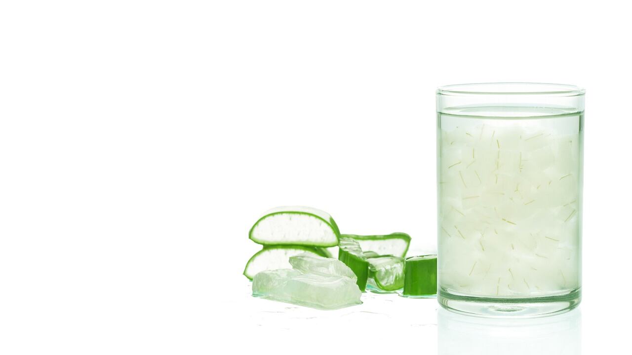 El jugo de aloe vera es saludable para la digestión y para evitar el estreñimiento.