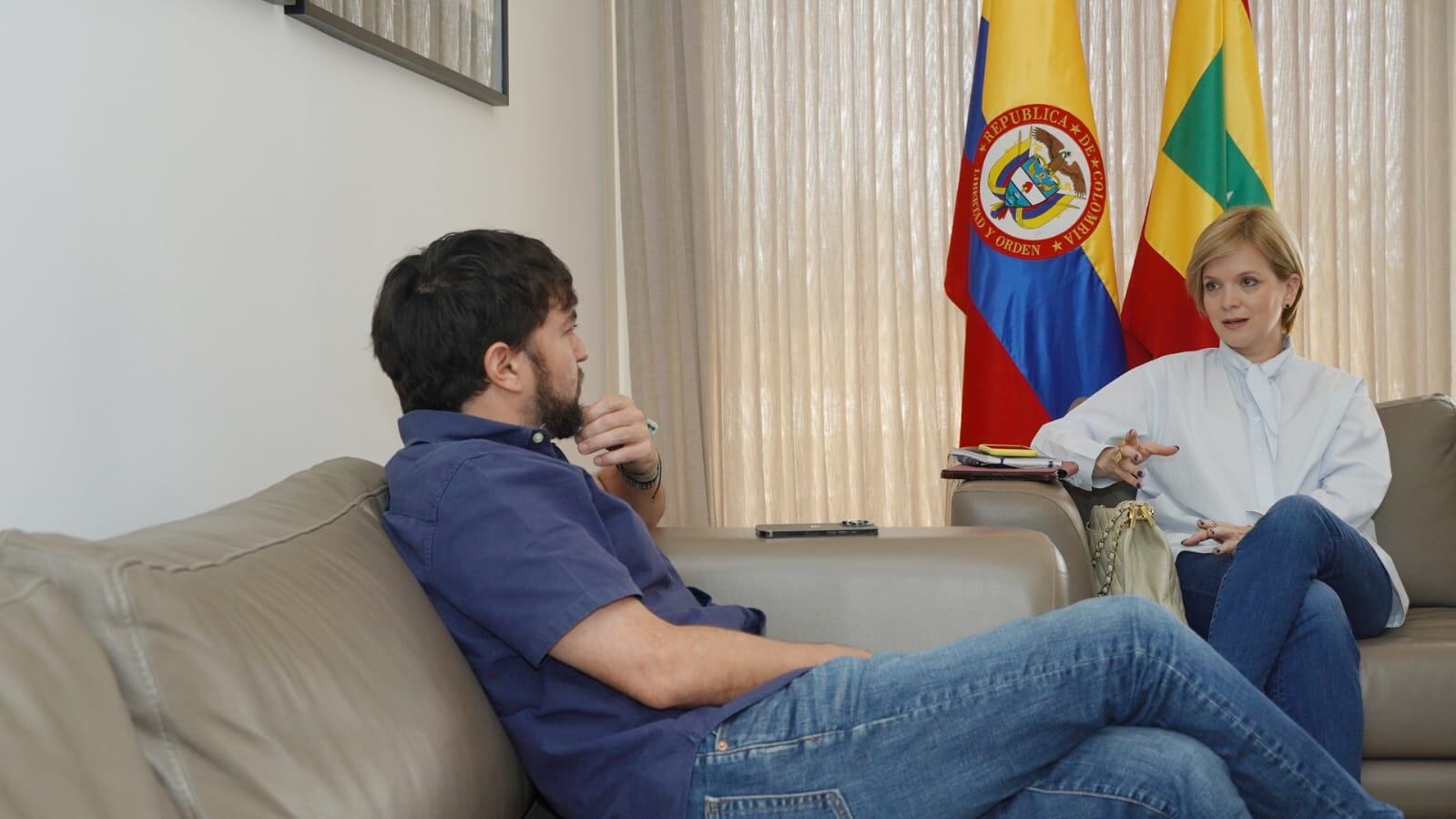 El alcalde Jaime Pumarejo se reunió con la gerente de Carnaval S.A.S., Sandra Gómez