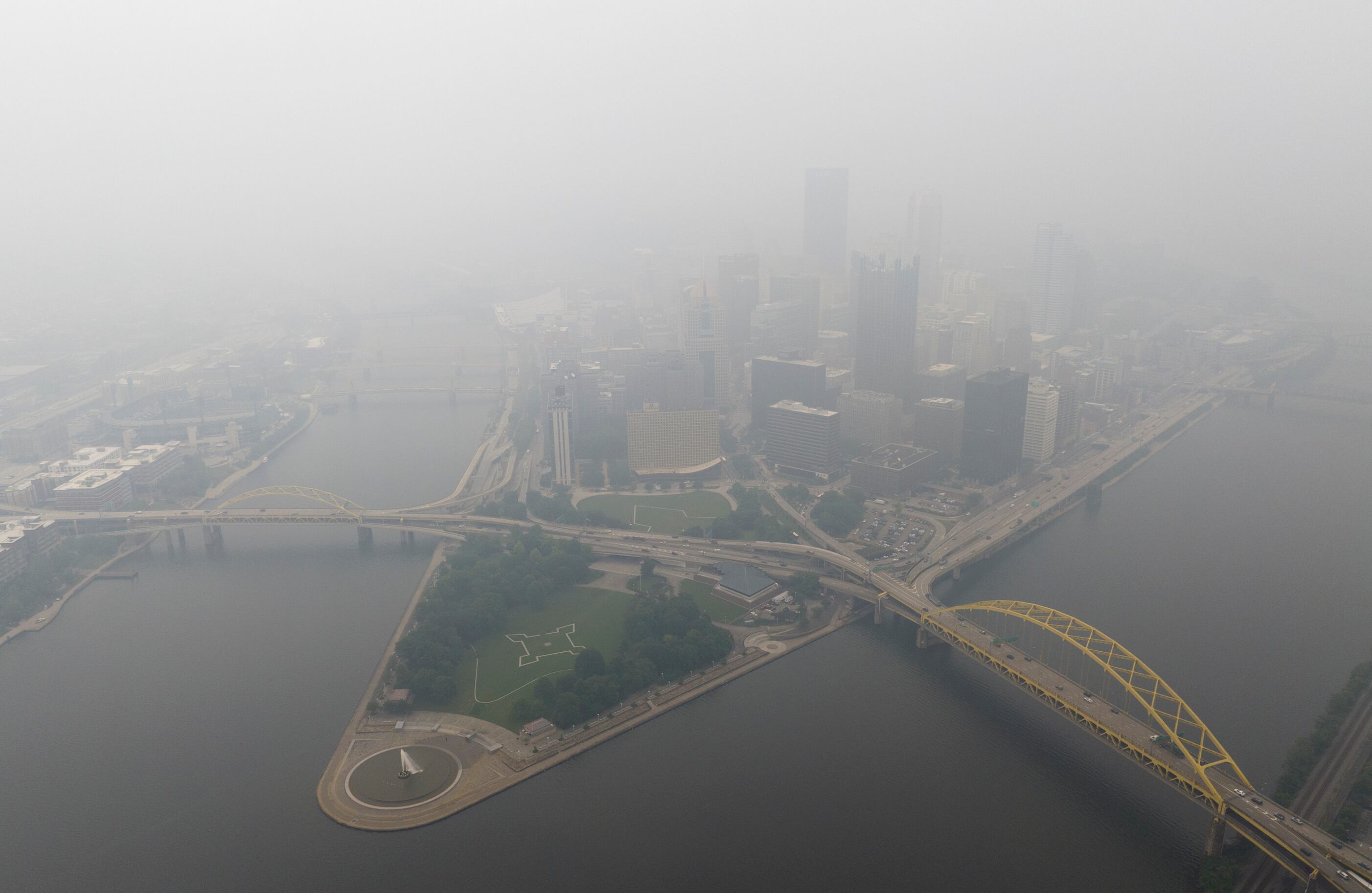 La neblina de los incendios forestales canadienses cubre el horizonte del centro de Pittsburgh visto desde Elliott, Pensilvania, el miércoles 28 de junio de 2023. Foto: Benjamin B. Braun/Pittsburgh Post-Gazette vía AP.