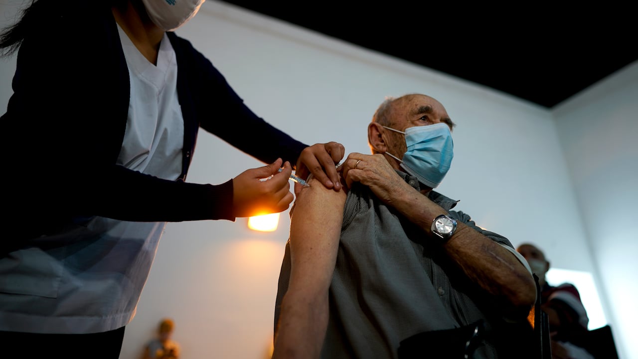 Una enfermera administra una dosis de la vacuna Sputnik V a un anciano en Buenos Aires, Argentina. (AP Foto/Víctor R. Caivano )
