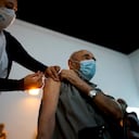 Una enfermera administra una dosis de la vacuna Sputnik V a un anciano en Buenos Aires, Argentina. (AP Foto/Víctor R. Caivano )