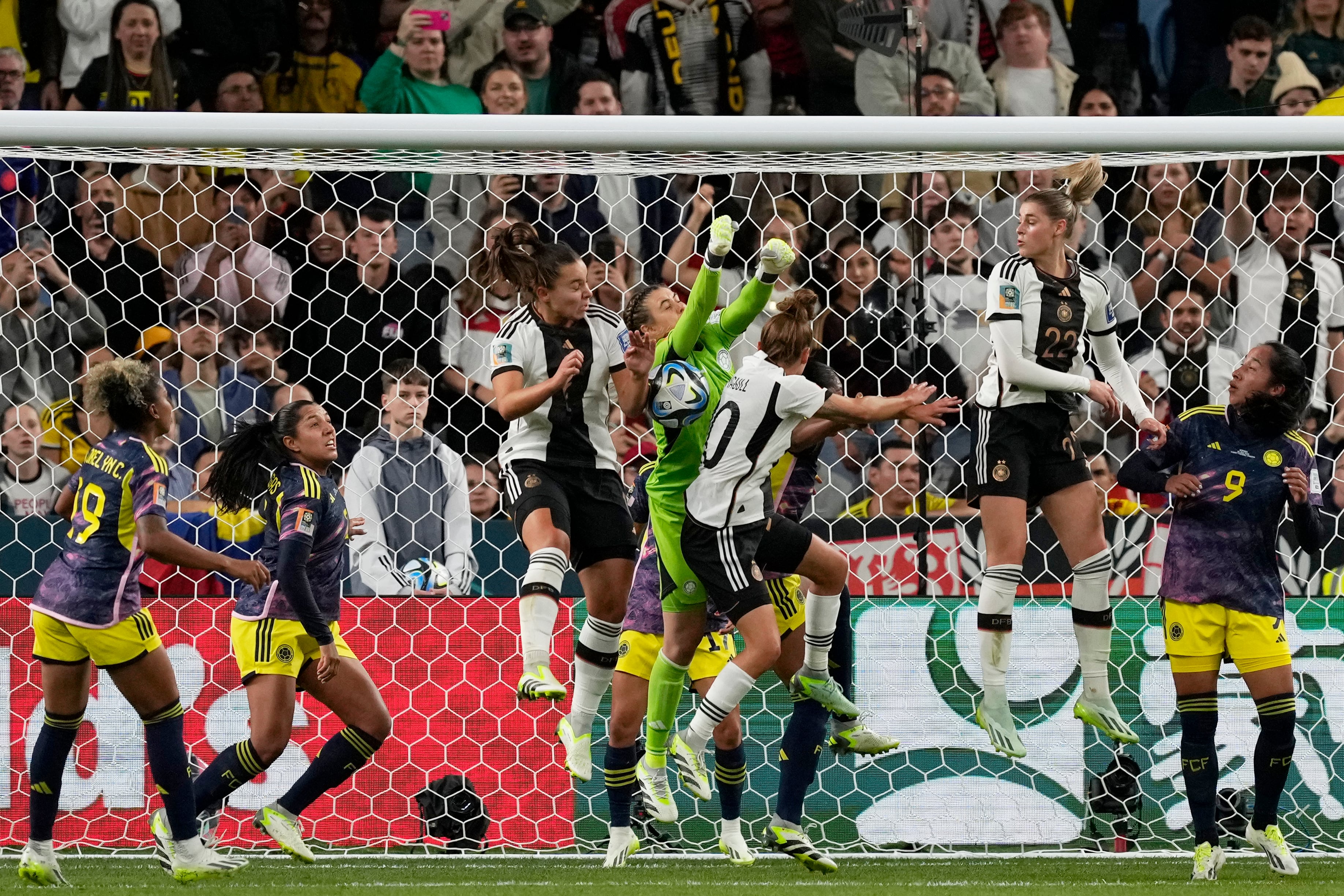 La arquera de Colombia Catalina Pérez salta al balón con la alemana Lena Oberdorf, centro izquierda, durante el partido de fútbol del Grupo H de la Copa Mundial Femenina entre Alemania y Colombia en el Estadio de Fútbol de Sídney, Australia, el domingo 30 de julio de 2023. (Foto AP/ marca panadero)
