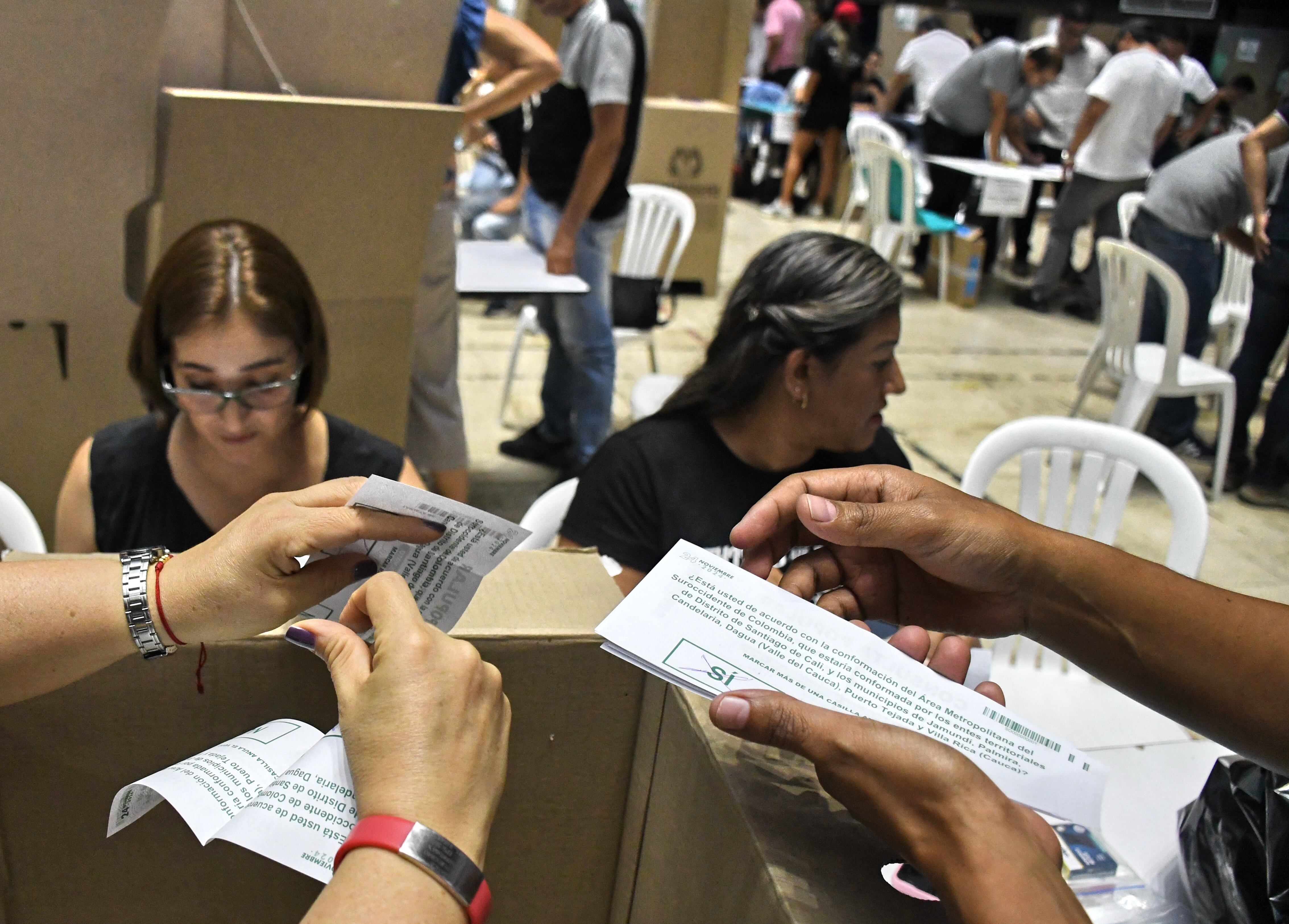 Cali:  Escrutinios, con poca asistencia de votantes, pero ganando el sí se realizó este domingo 24 de agosto, la consulta popular para decidir la creación del Área Metropolitana del Sur occidente  (AMSO). Foto José L Guzmán. El País