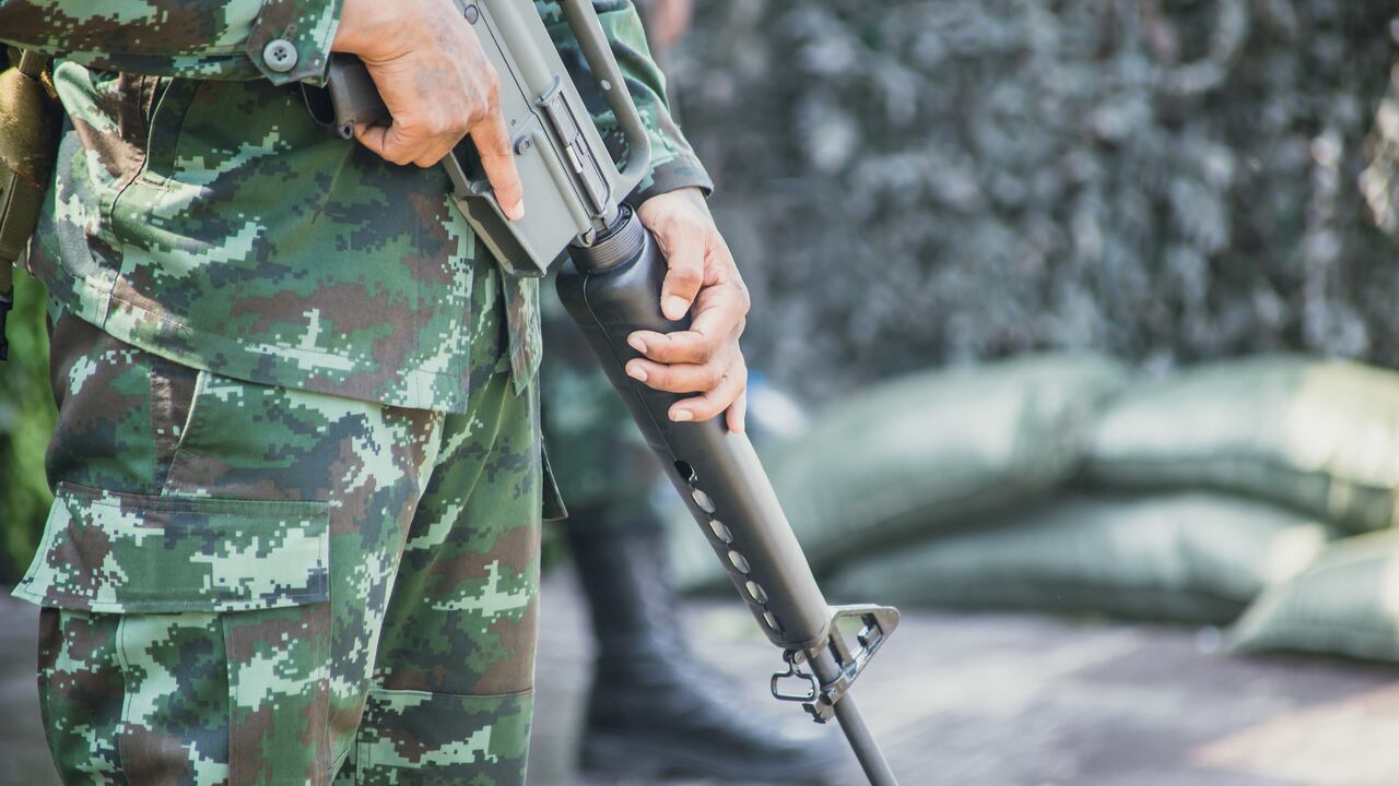 El Ejército Nacional hizo un llamado a la producción de la miniserie para que elimine de su contenido lo relacionado con el uso de imágenes, insignias y uniformes de uso privativo de las Fuerzas Militares de Colombia.