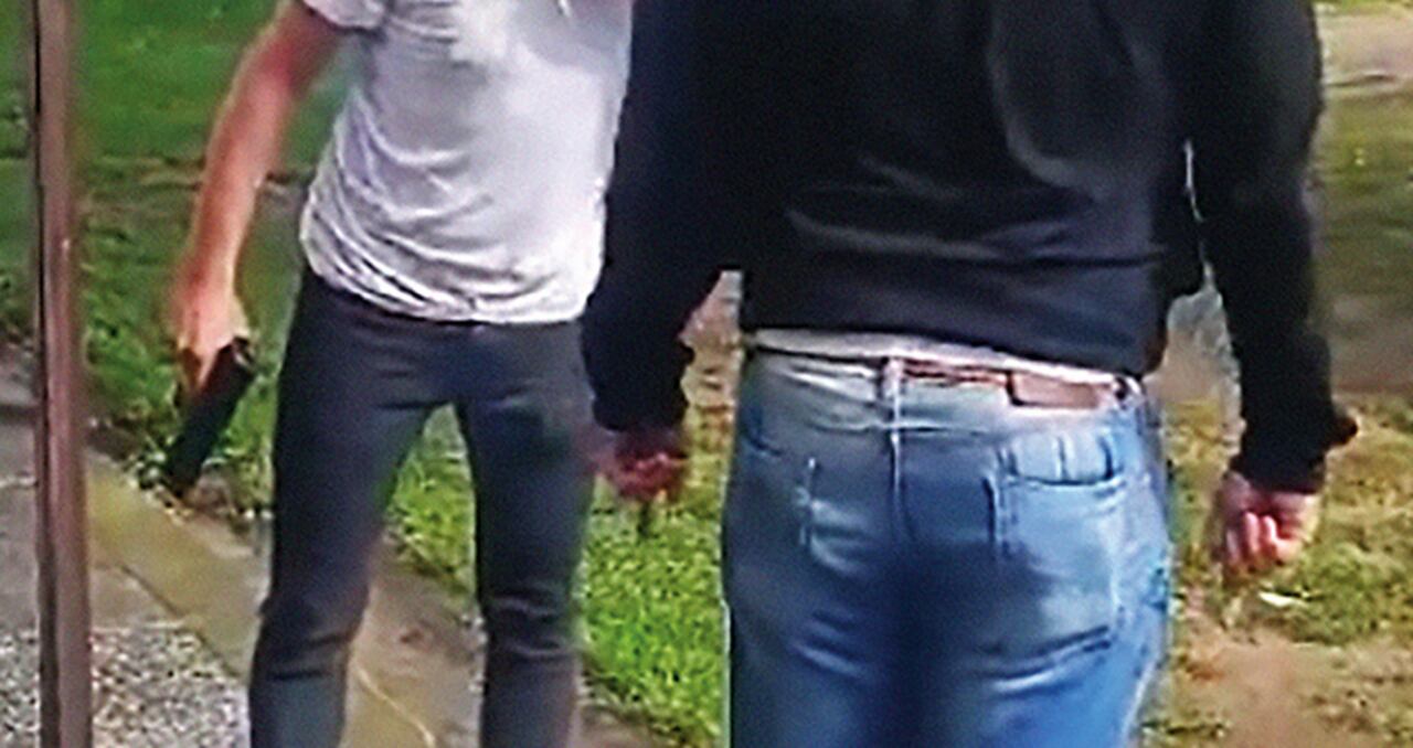 Un supervisor en Polonia amenaza con un arma de fuego a un trabajador colombiano. En la otra escena, un gerente en ese país le hace una llave en el cuello a otro compatriota. Ambos episodios reflejan el maltrato laboral en ese país.