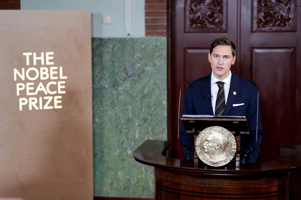 El presidente del Comité Nobel, Jørgen Watne Frydnes, anuncia que la líder opositora venezolana María Corina Machado es la ganadora del Premio Nobel de la Paz 2025 en Oslo, el viernes 10 de octubre de 2025. (Rodrigo Freitas/NTB Scanpix vía AP)