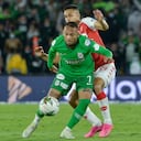 BOGOTA - COLOMBIA, 03-08-2021: Kelvin Osorio del Santa Fe disputa el balón con Jarlan Barrera del Nacional durante partido entre Independiente Santa Fe y Atlético Nacional por la fecha 3 como parte de la Liga BetPlay DIMAYOR II 2021 jugado en el estadio Nemesio Camacho El Campín de la ciudad de Bogotá. / Kelvin Osorio of Santa Fe vies for the ball with Jarlan Barrera of Nacional during match between Independiente Santa Fe and Atletico Nacional for the date 3 as part of the BetPlay DIMAYOR League II 2021 played at Nemesio Camacho El Campín stadium in Bogota city. Photo: VizzorImage / Edgar Cusguen / Cont