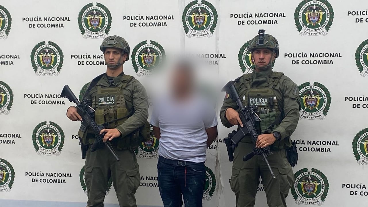 Policías custodiando a alias Mi pez.