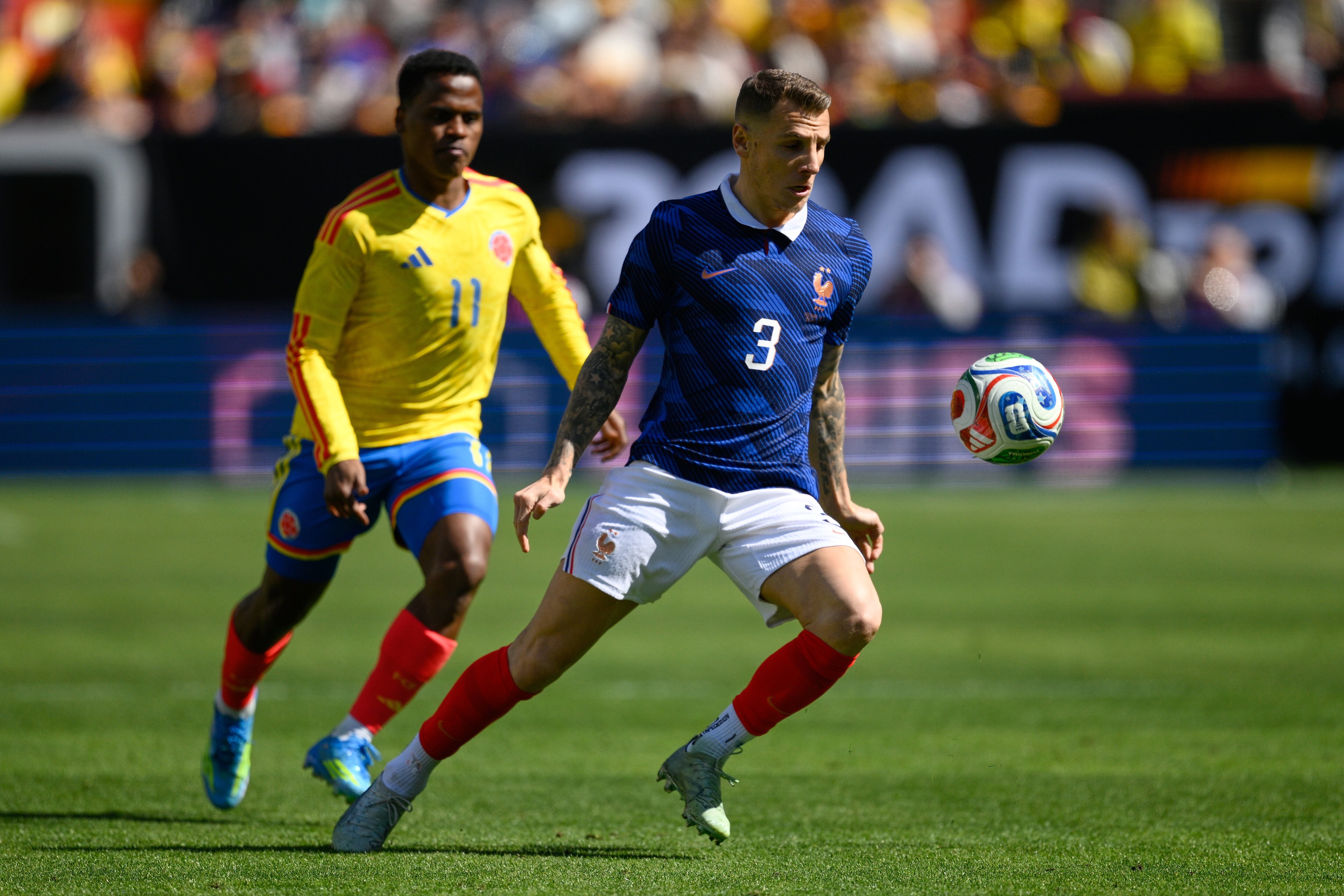 El defensa francés Lucas Digne protege el balón del centrocampista colombiano Jhon Arias durante el partido amistoso entre Colombia y Francia en Landover, Maryland.