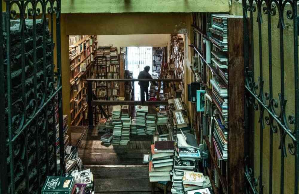 La librería Merlín era mucho más concurrida antes de la pandemia. Cuando SEMANA visitó merlín, sólo aparecieron cinco personas y a Célico Gómez, su fundador, le hicieron dos pedidos por domicilio. Foto: Clara Moreno. 