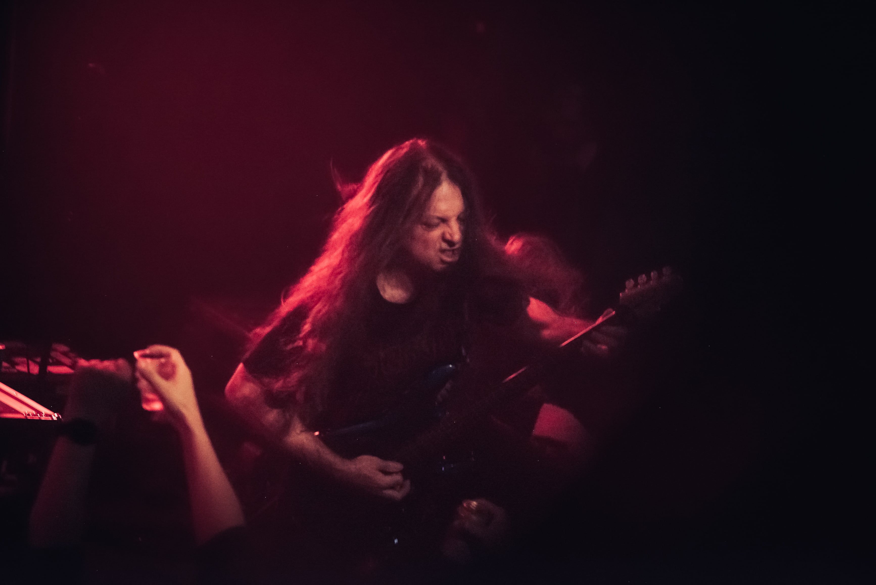 Ver a Death to All en concierto significó ver de nuevo a  Bobby Koelble enloquecer al público desde los trastes de su guitarra y su onda.