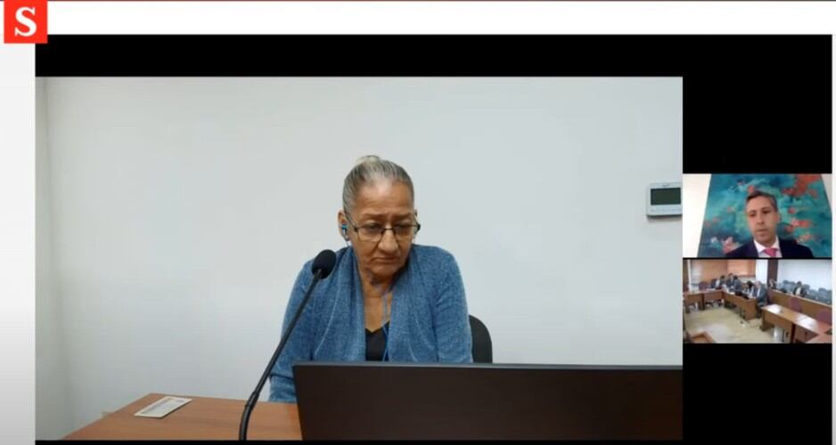 Con la declaración de María Helena Vélez Ramírez, hermana del exparamilitar conocido con el alias de Víctor, se reanuda este martes el juicio contra el expresidente Álvaro Uribe Vélez.