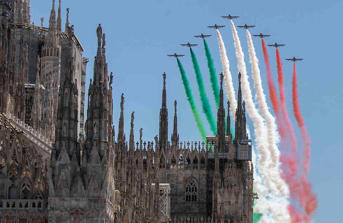 El escuadrón de acrobacias aéreas Frecce Tricolori de la Fuerza Aérea Italiana pasa sobre la catedral Duomo de Milán, en el norte de Italia, el 25 de mayo, por el 74 aniversario de la fundación de la república italiana. Este año, el escuadrón acrobático decidió sobrevolar varias ciudades italianas para llevar un mensaje de unidad y solidaridad durante la pandemia. Foto: Luca Bruno/ AP