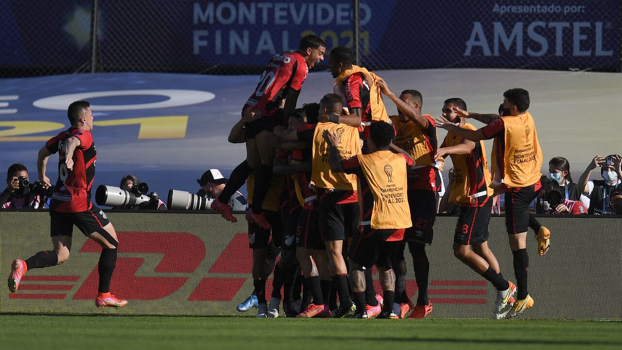 Los jugadores de Athletico Paranaense se abrazan luego de la única anotación del partido, obra de Nikao al minuto 29