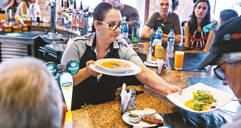 Sopas de distintos ingredientes (surubí, pollo o verduras) se sirven en El Bolsi, en pleno Microcentro de Asunción